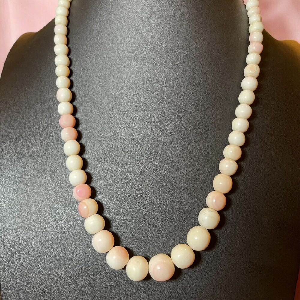 Vintage Angel Skin Coral Pink & White Graduated Beaded Necklace 23” Spring Ring